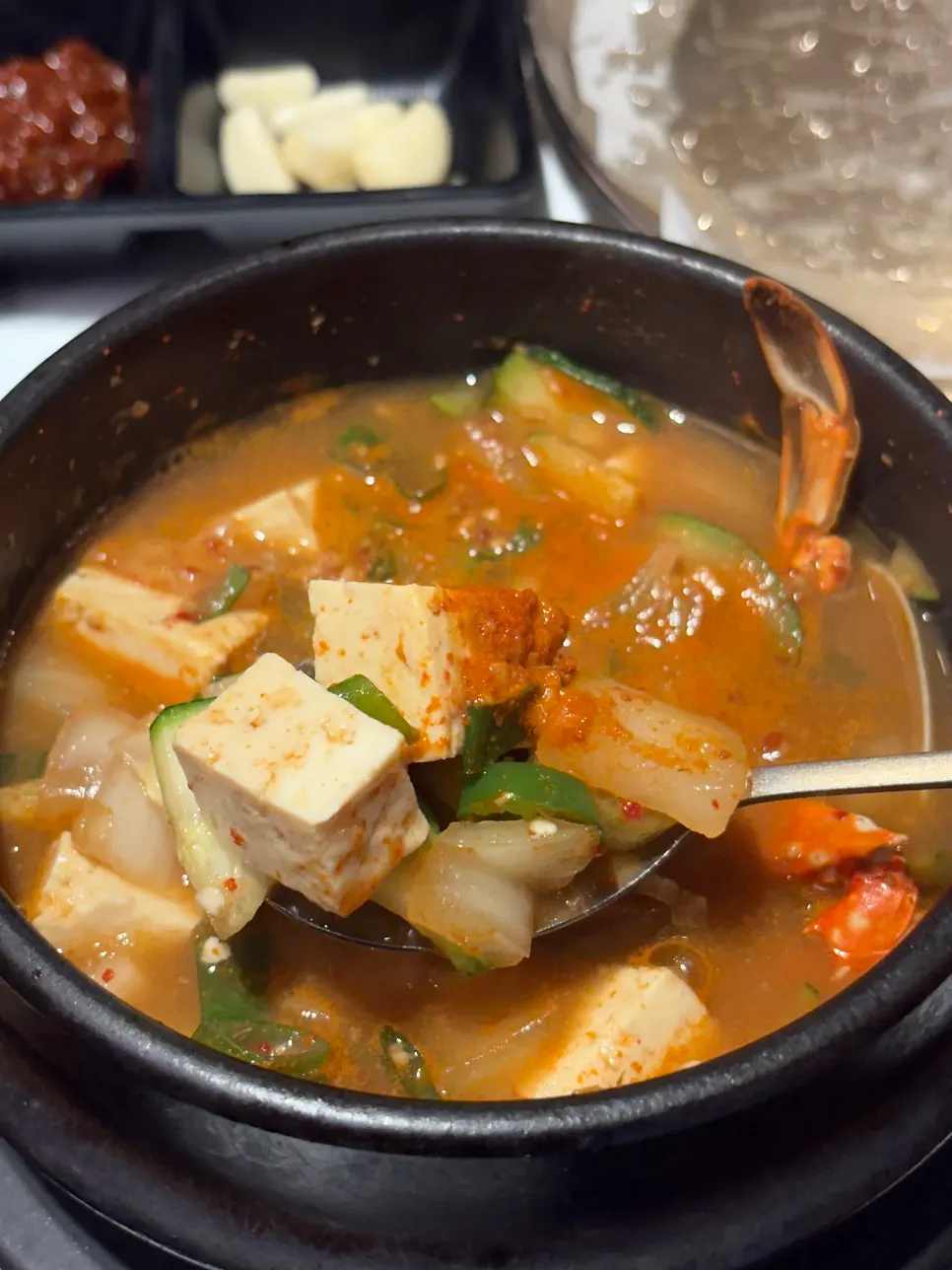 불고기를 밥과 함께 먹는 모습