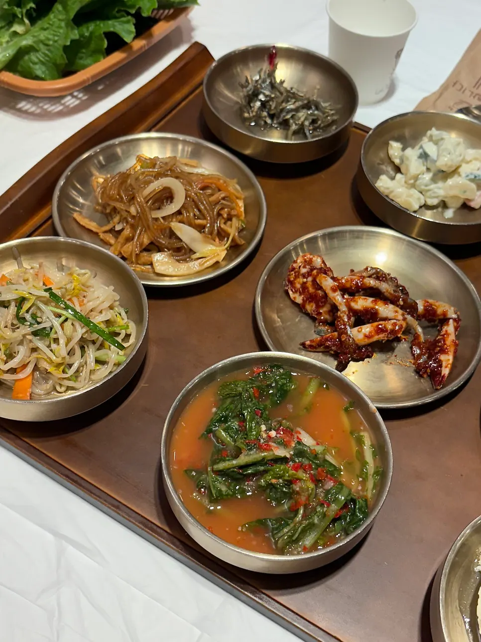 김치전 한 조각을 집은 모습