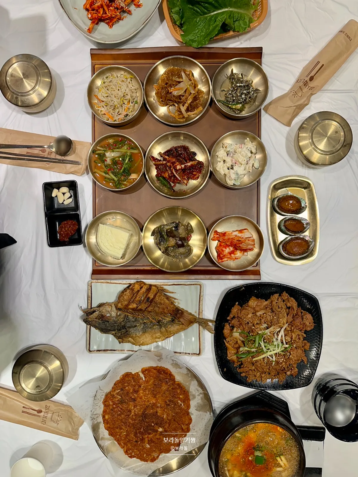 Yun Sikdang grilled bulgogi set meal spread, main photo