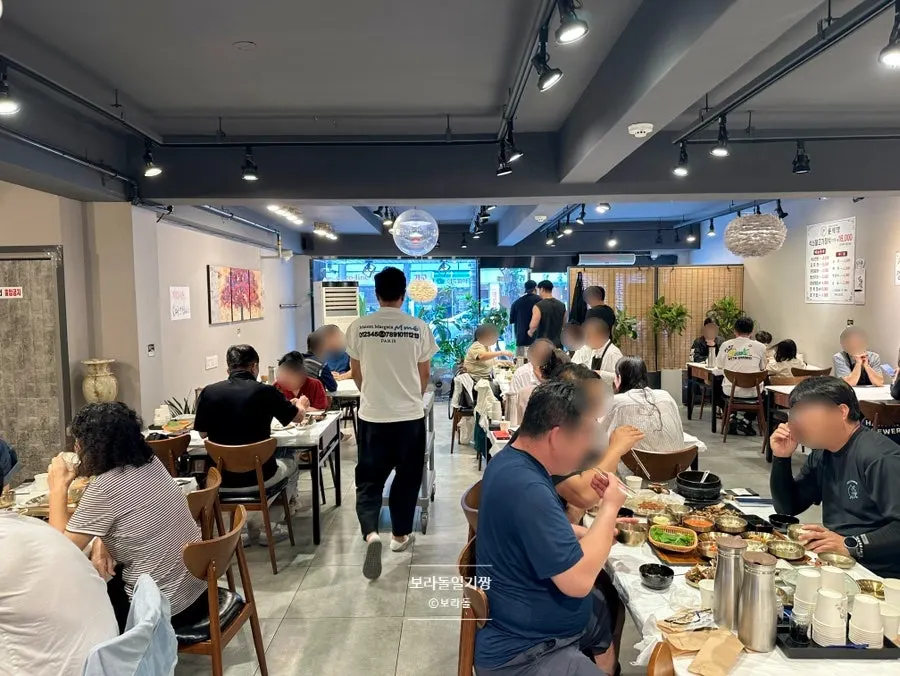 Spacious dining tables inside Yun Sikdang