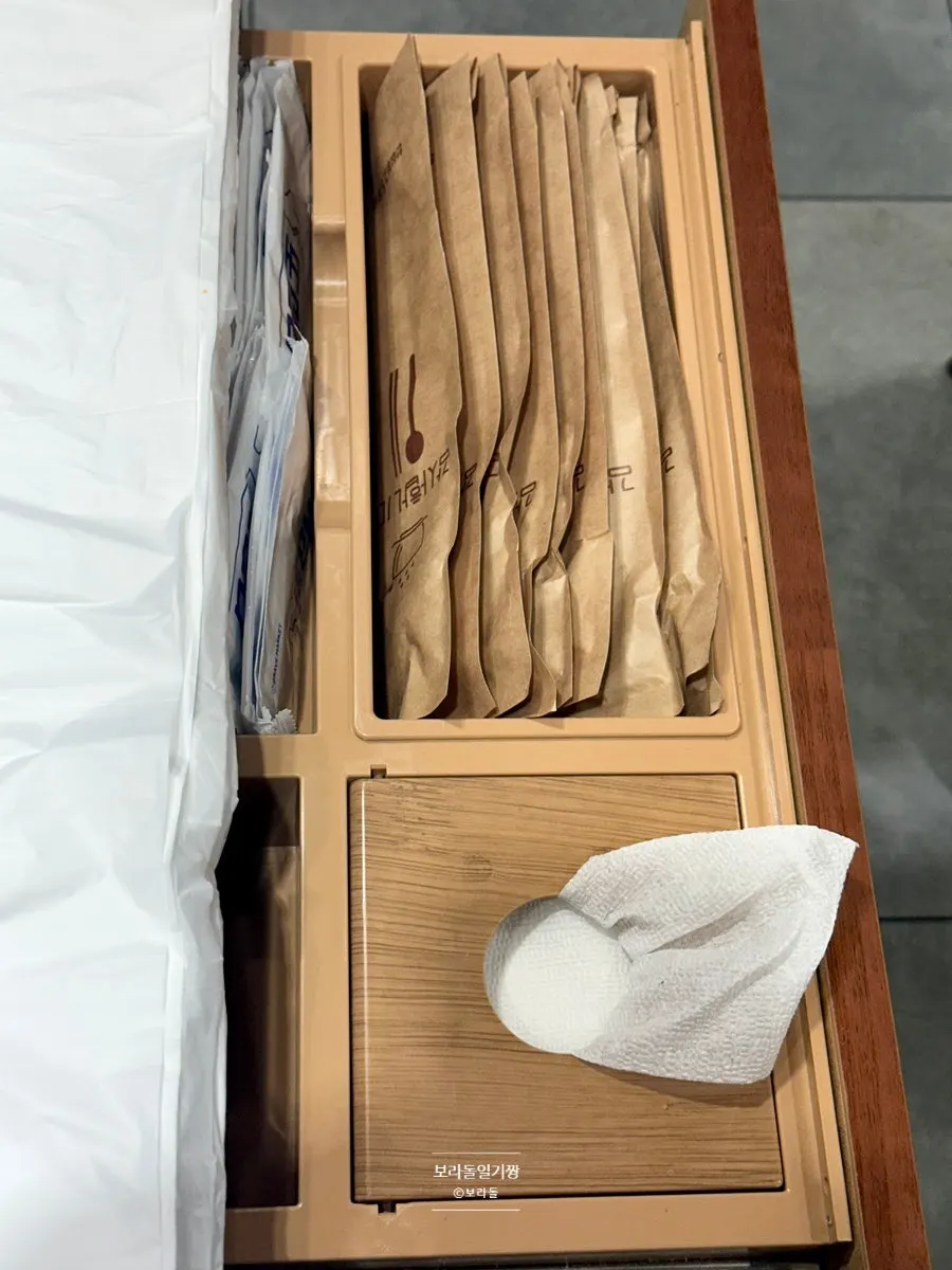 Self-serve aprons and wet wipes at Yun Sikdang