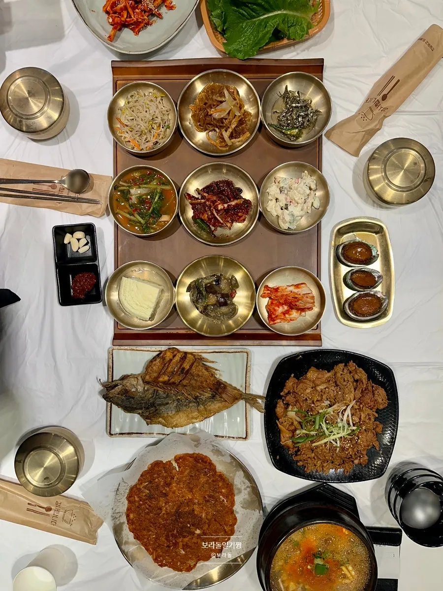 Full table spread of Yun Sikdang's grilled bulgogi set meal