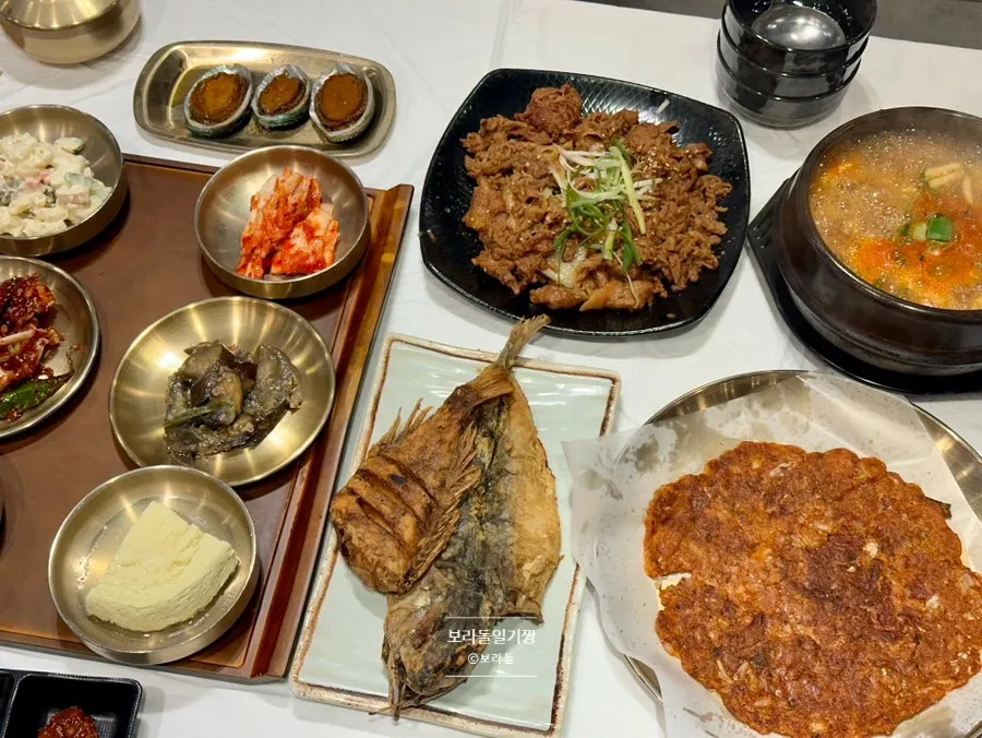 The ₩16,000 grilled bulgogi set meal spread