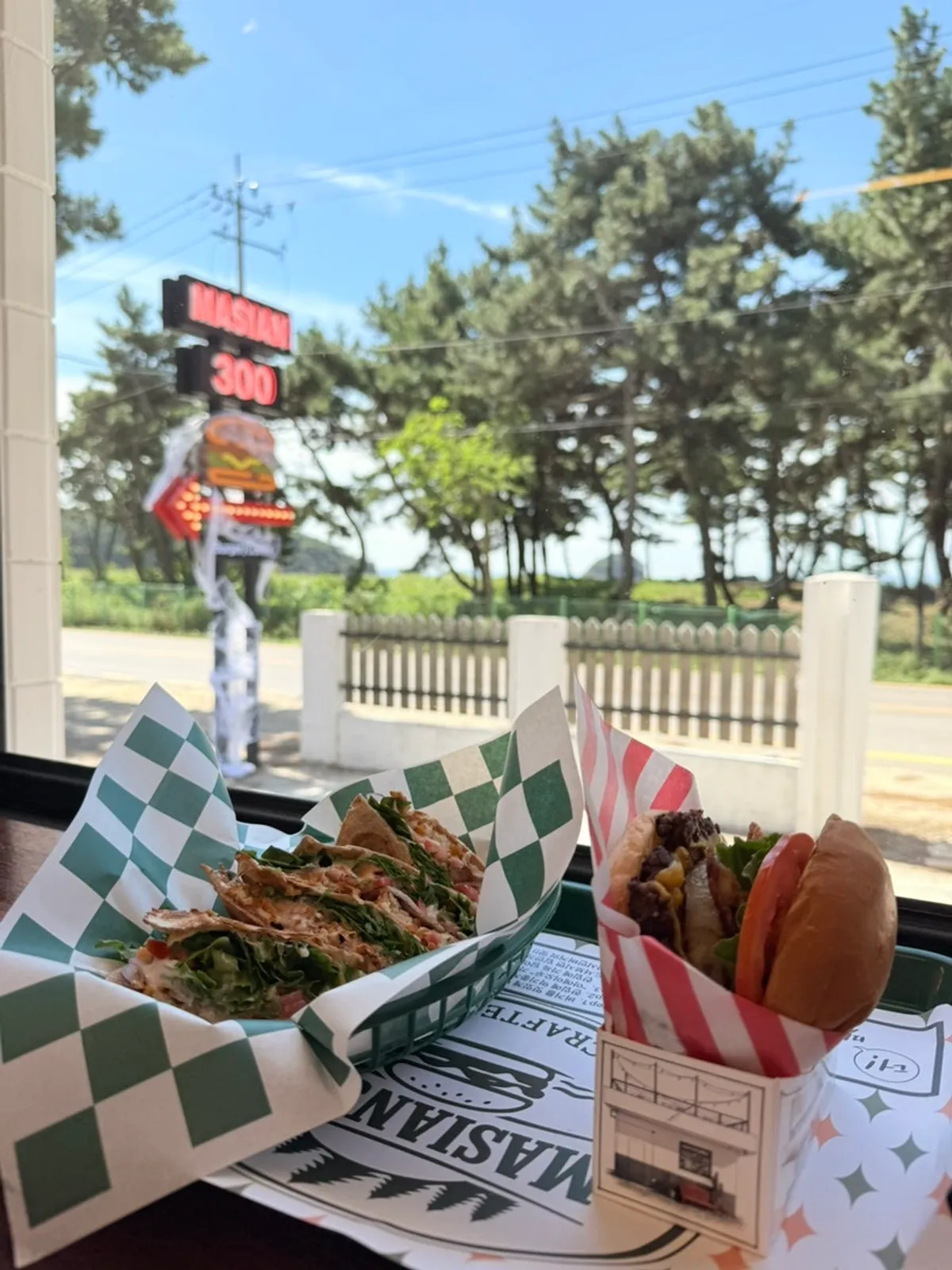 마시안300 하와이안BBQ 버거와 치킨 퀘사디아 상차림