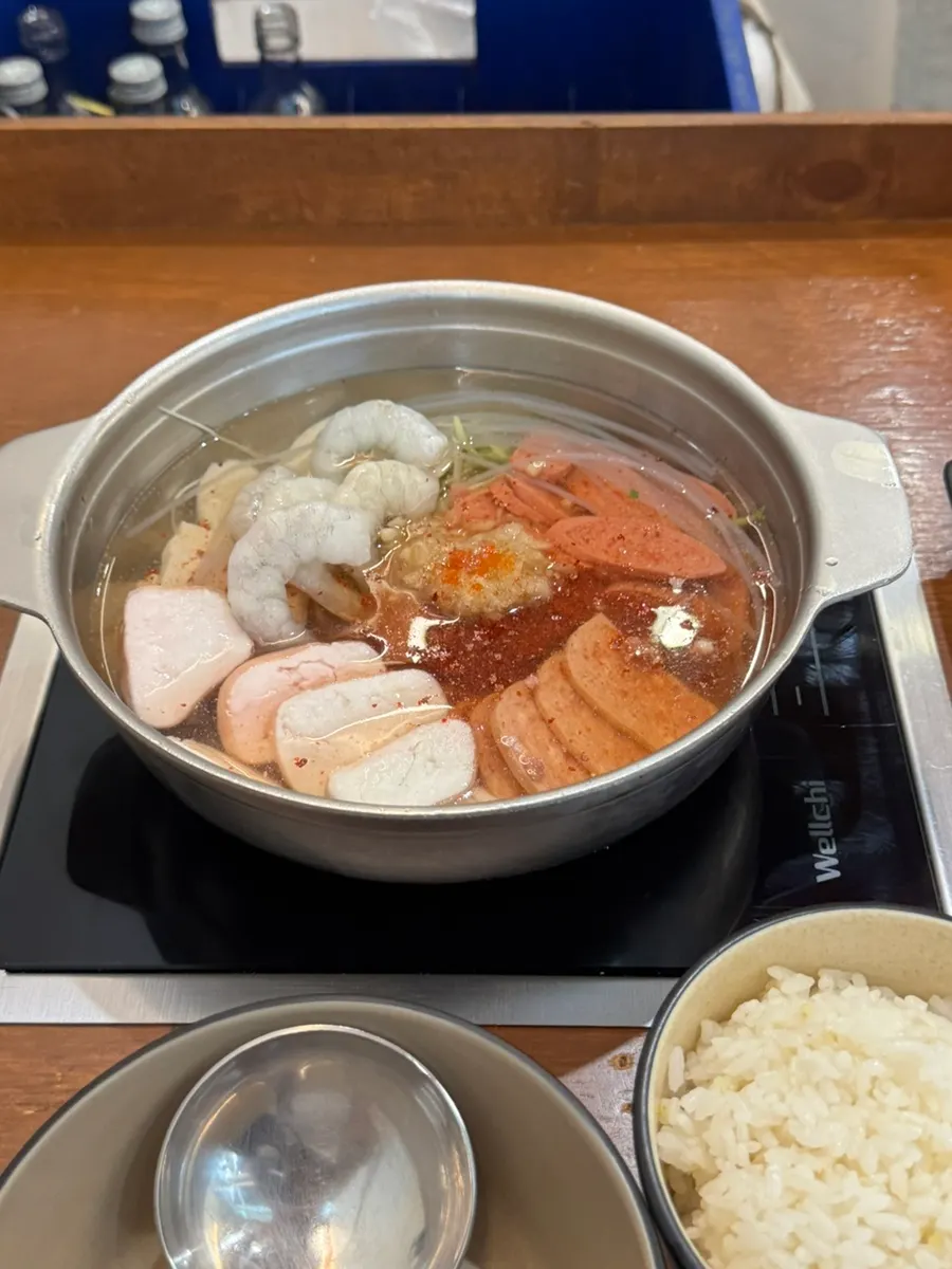 Nồi đại tràng tôm budae jjigae bắt đầu sôi