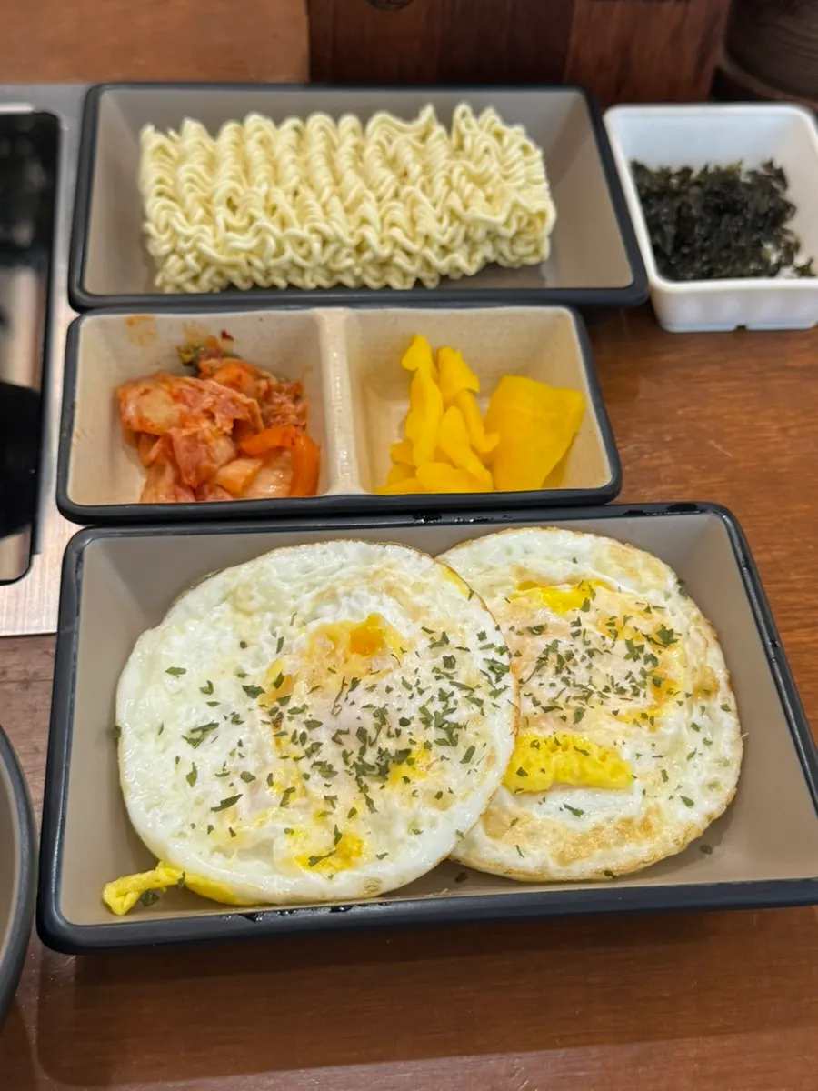 Nước dùng budae jjigae có tôm và giăm bông
