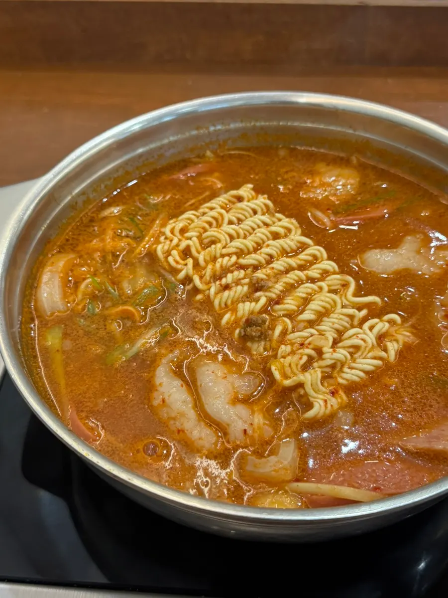 Budae jjigae đã cho sari mì vào