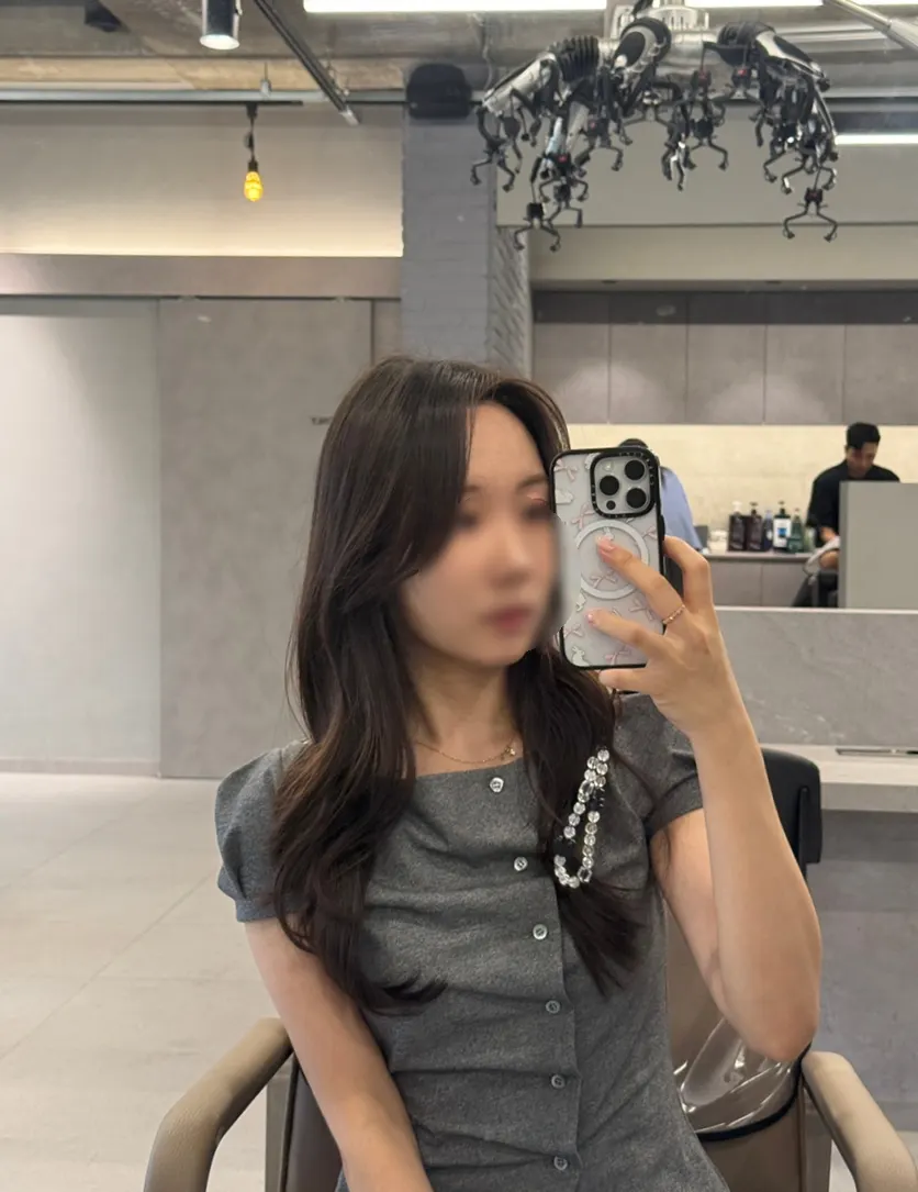 생기 있는 긴 머리 레이어드 스타일