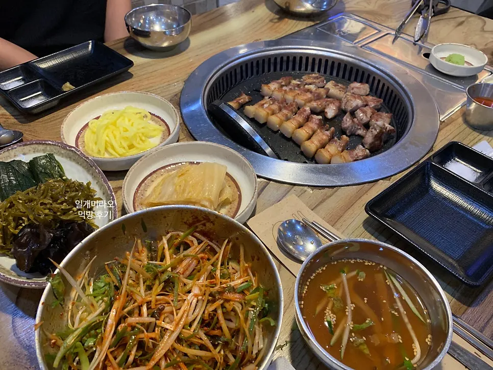 A full meal of three servings of meat with noodles and rice