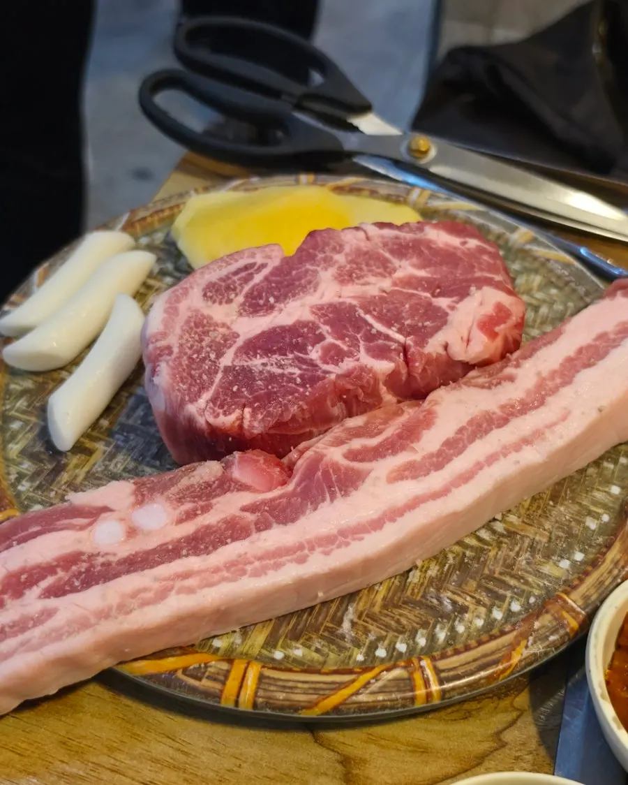 Aged raw pork belly and pork neck served as the three-person set