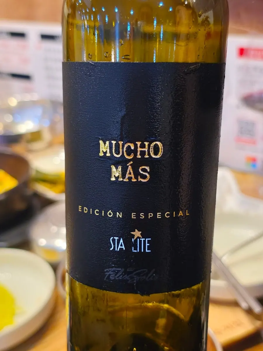 A bottle of Spanish Mucho Más Edición Especial wine