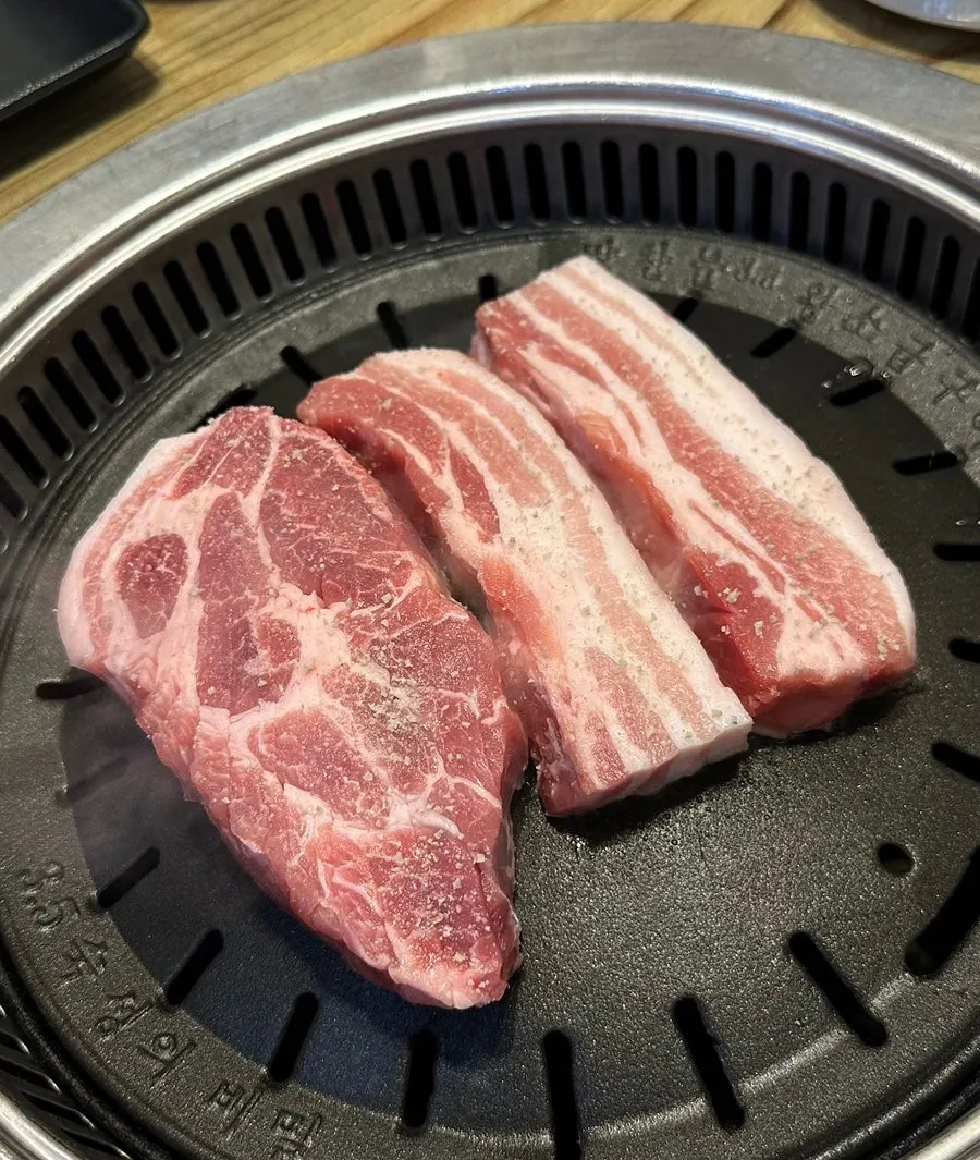 Plate of the 650g B Set, half pork belly half pork neck