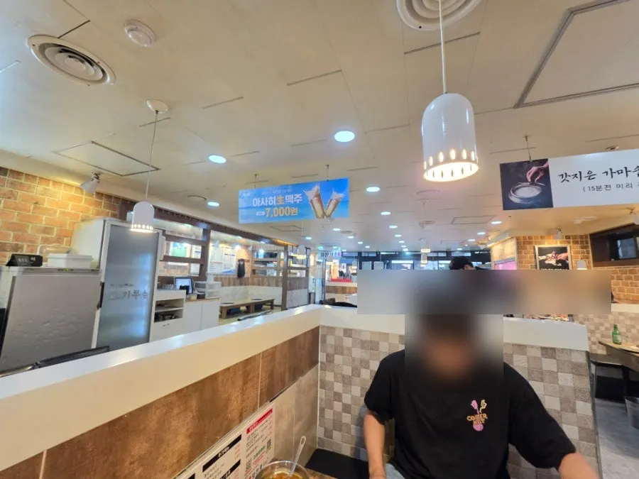 넓은 홀과 테이블이 있는 맛찬들왕소금구이 모란점 내부