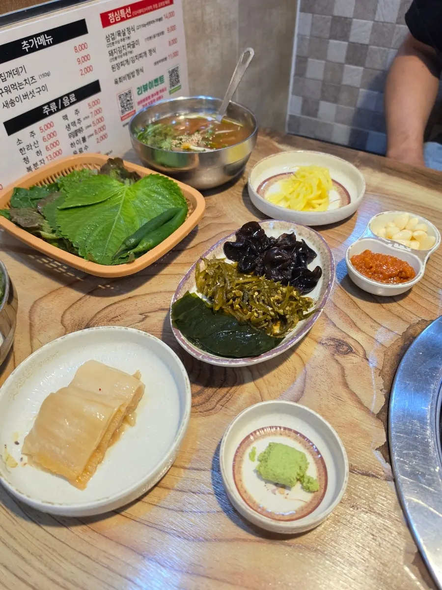 묵사발과 쌈채소가 깔린 맛찬들 모란점 밑반찬 상차림