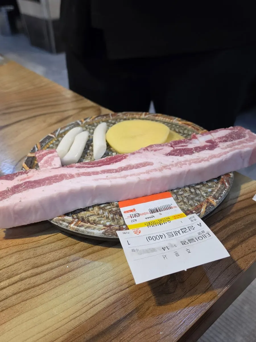 불판에 오른 숙성 삼겹살과 감자, 떡