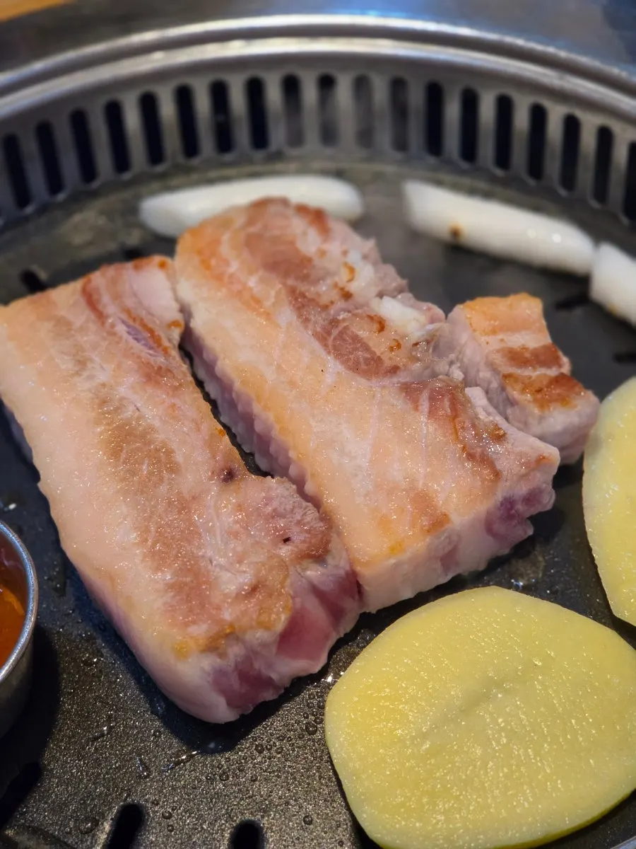 겉면이 노릇하게 구워지는 숙성 삼겹살