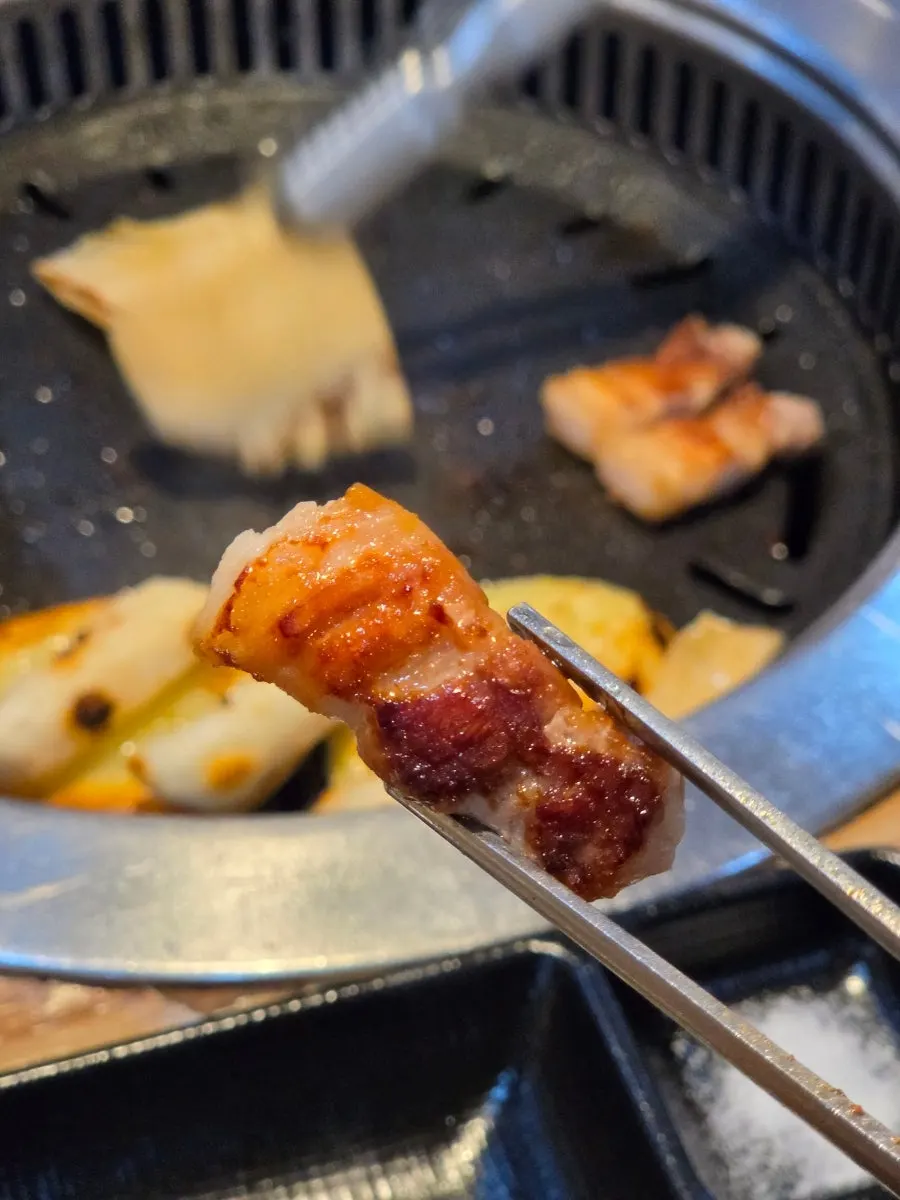 돌판 위에 올려둔 다 익은 삼겹살