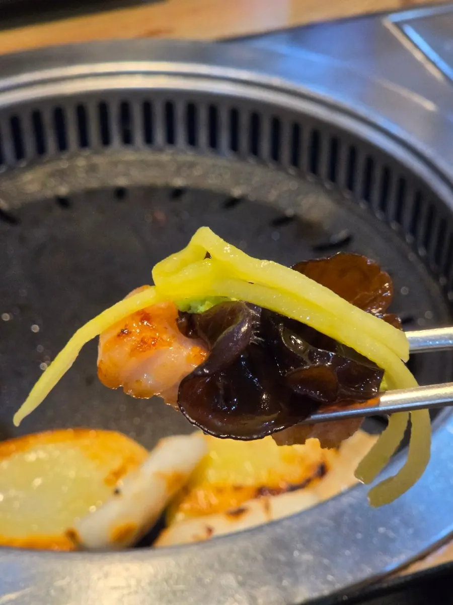 고추지를 듬뿍 올린 삼겹살 쌈