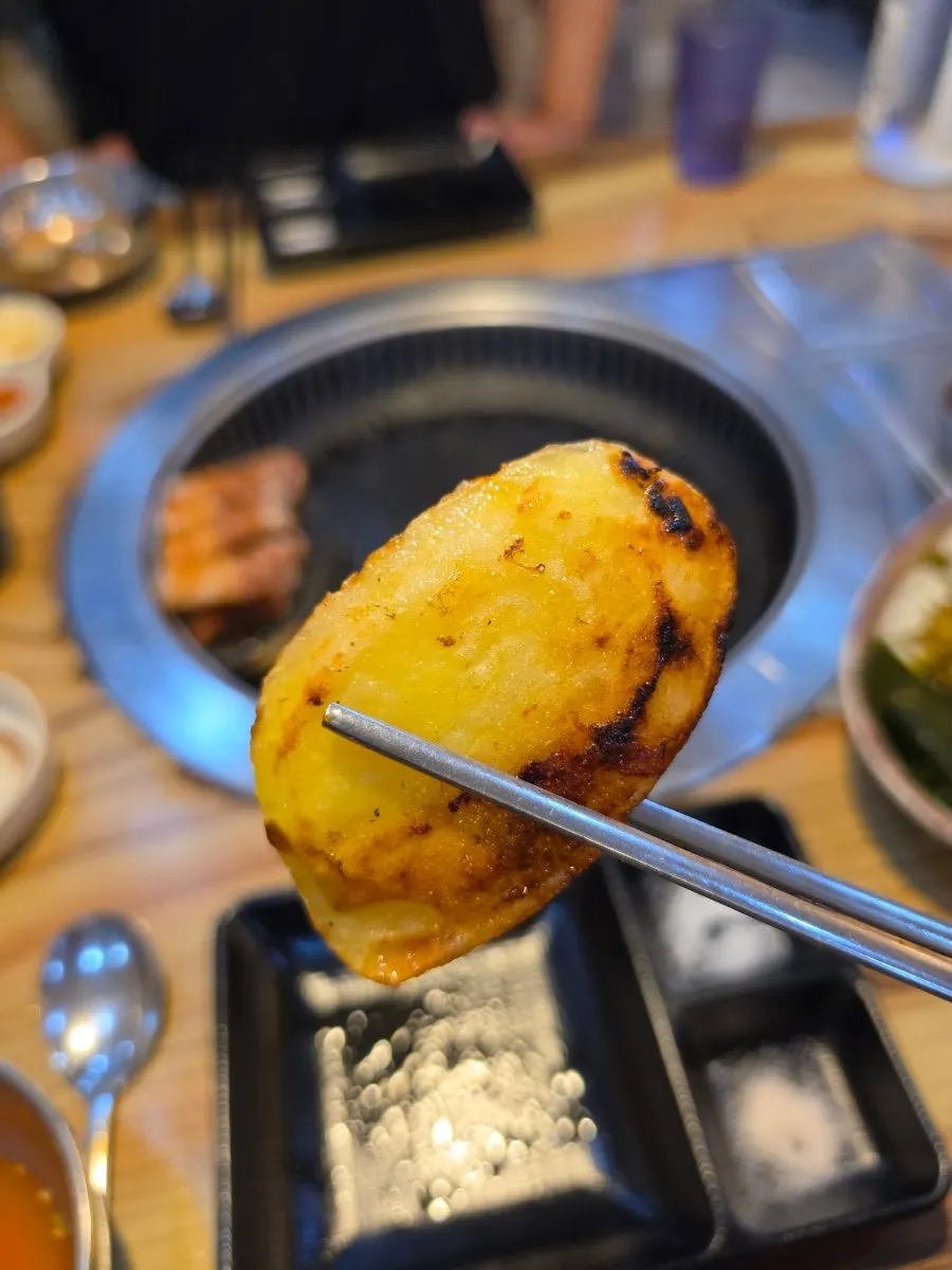 쌈채소에 싸서 먹는 삼겹살과 구운 감자, 떡
