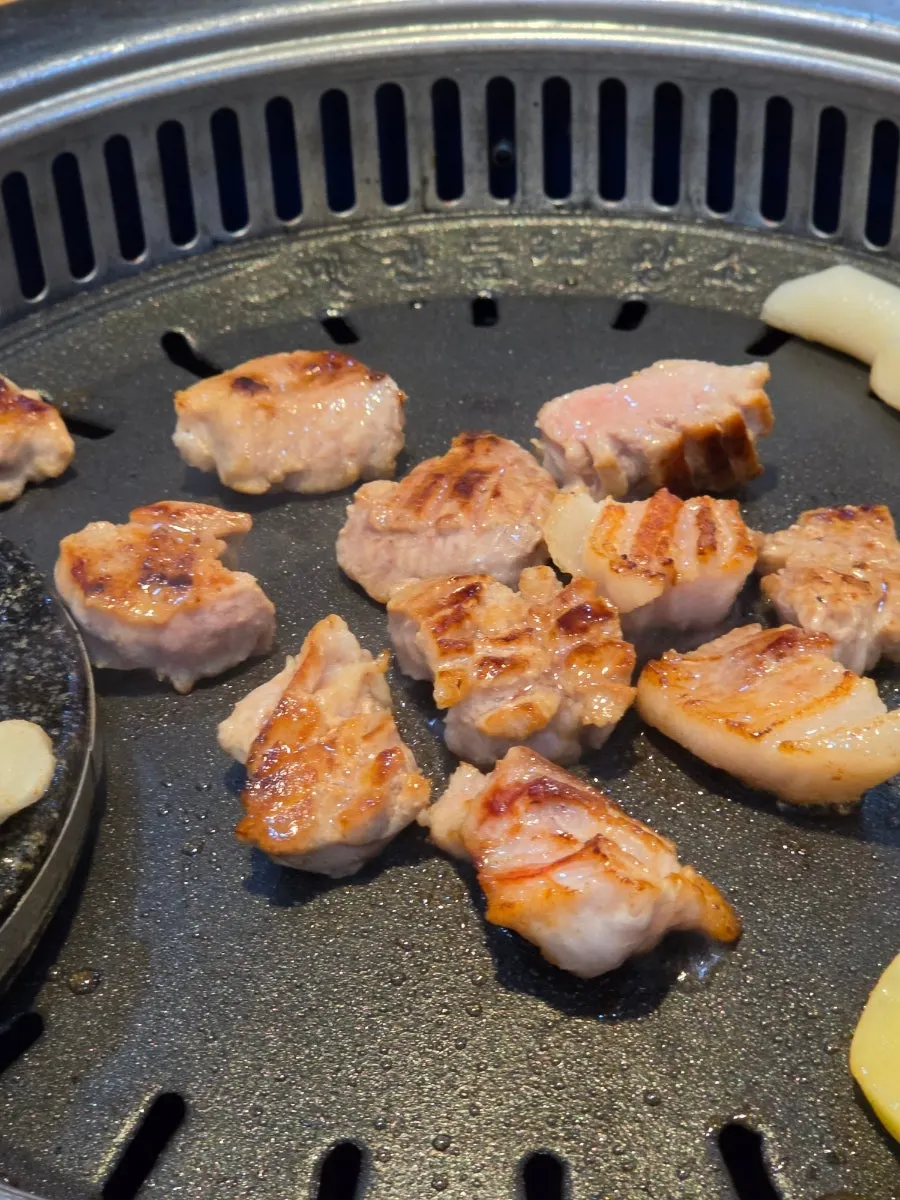 된장찌개를 얹어 비빈 가마솥밥 한 그릇