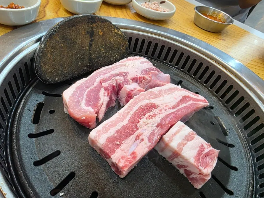 두툼한 생삼겹살 3인분 접시