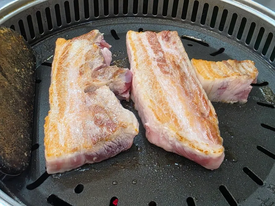 선홍빛 삼겹살 두께 클로즈업