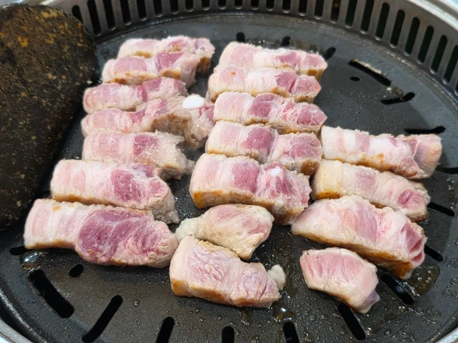 불판 위에 올라간 삼겹살