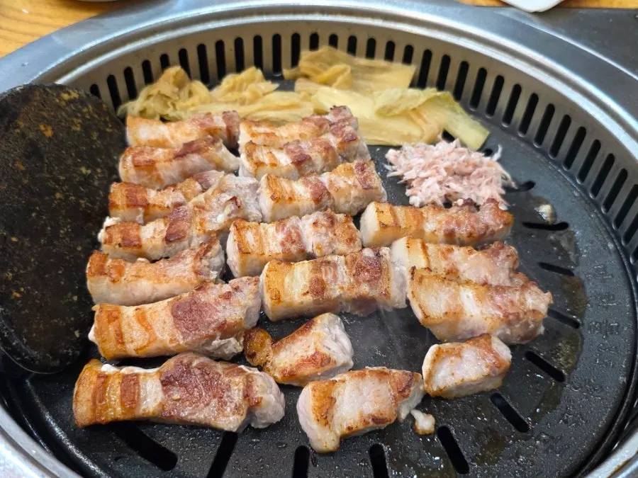 노릇하게 익어가는 삼겹살 불판