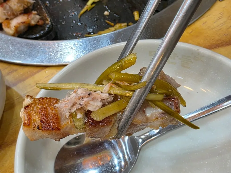 작은 불판에 쌓아둔 다 구워진 삼겹살