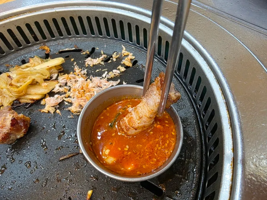 보글보글 끓는 멜젓에 찍은 삼겹살
