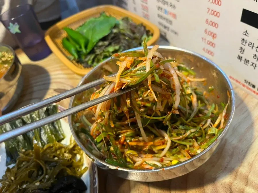 쌈채소와 장아찌, 파절이 등 기본찬 상차림