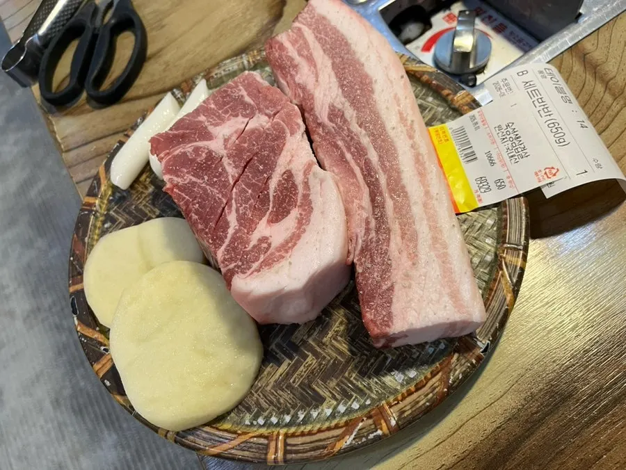 앞접시에 준비된 소금과 핑크솔트