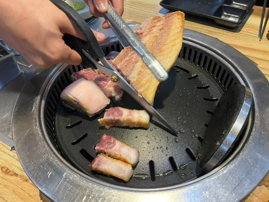 650g 스티커가 붙은 두툼한 삼겹살과 목살