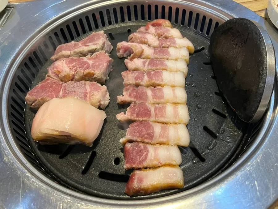 불판에 줄 세워 올린 삼겹살
