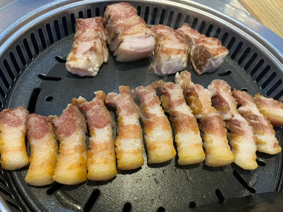 노릇하게 익어가는 두툼한 삼겹살