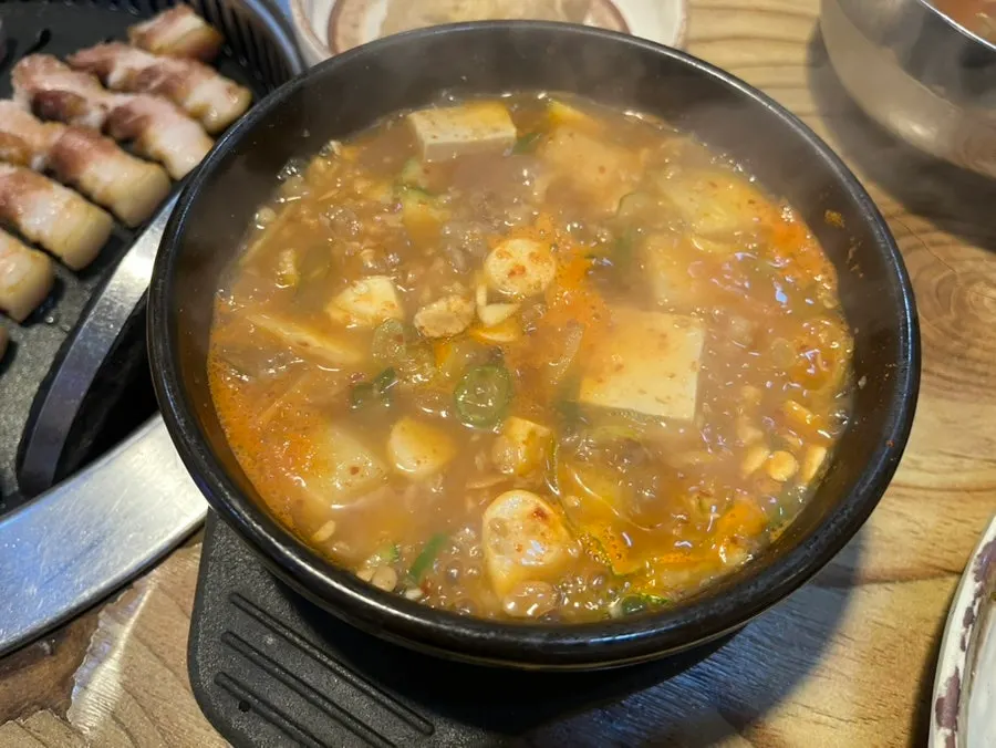 먹기 좋은 크기로 잘린 구운 고기