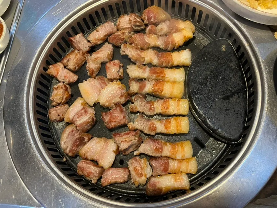 다 익은 삼겹살과 된장찌개 한 상