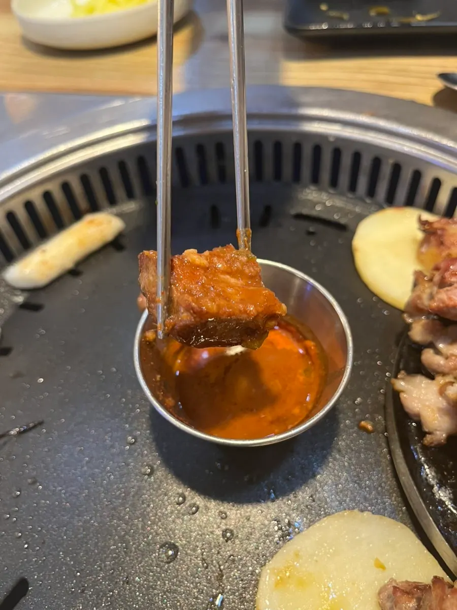 한쪽 판에 모아둔 다 구워진 고기