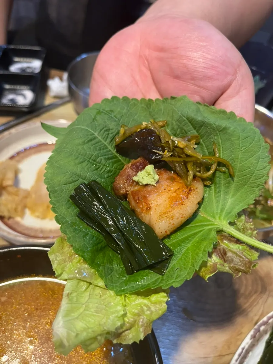 다양한 밑반찬과 고기 조합