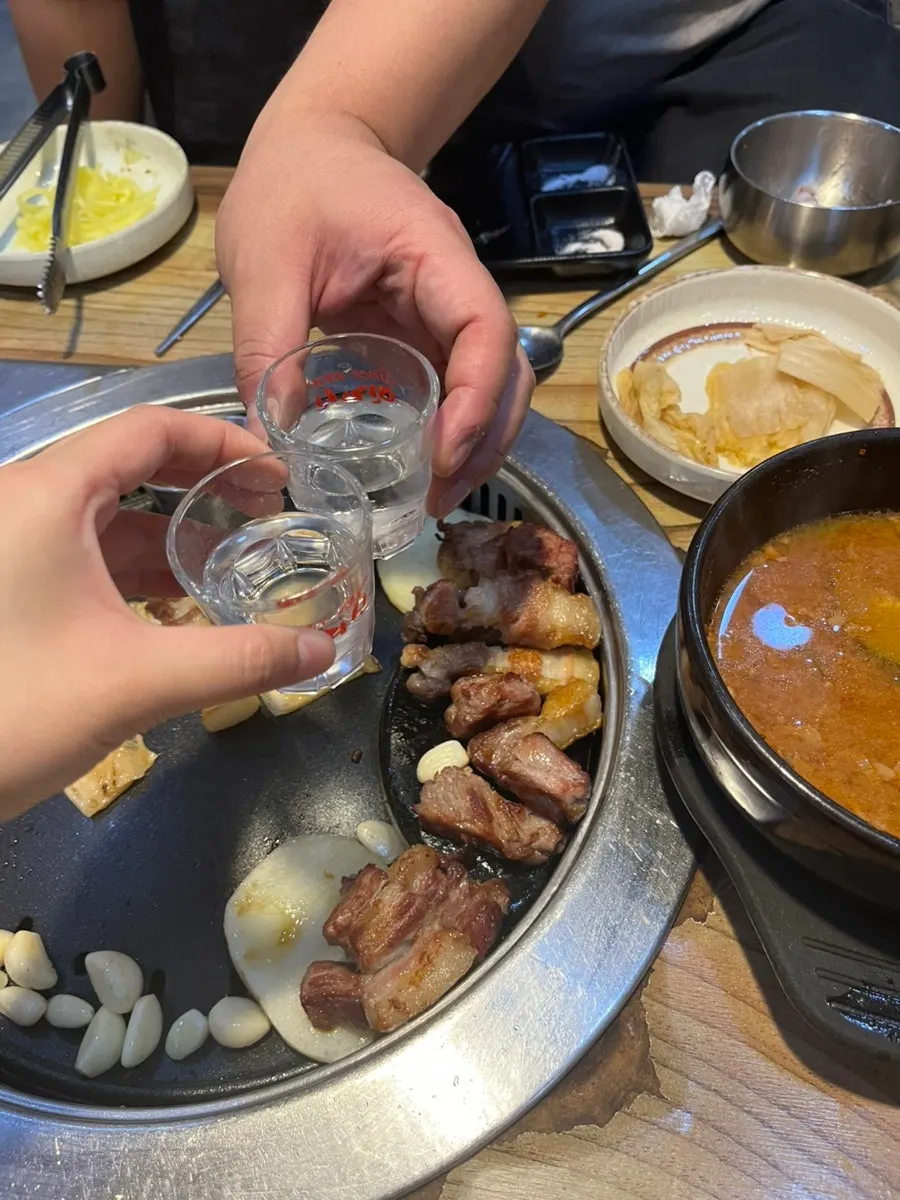 반찬에 싸 먹는 삼겹살 한 점