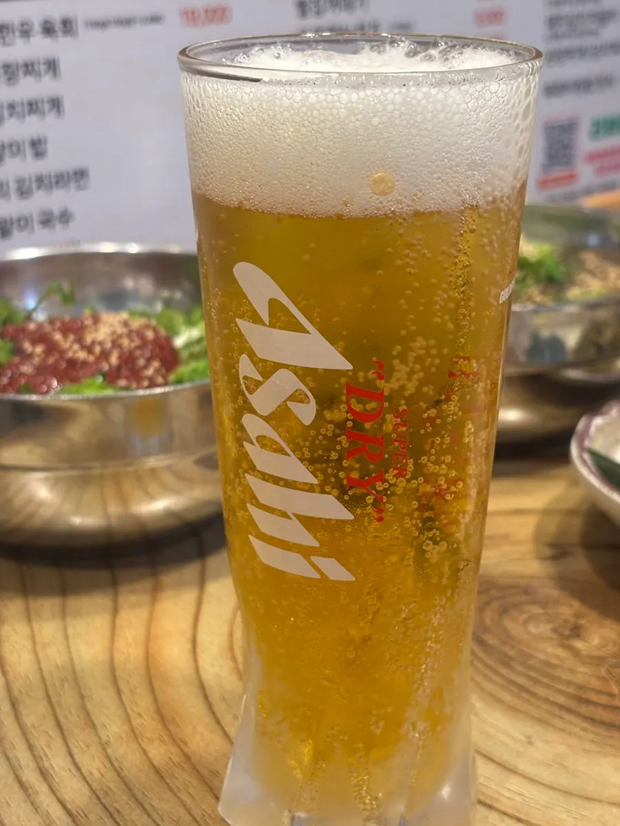 먼저 주문한 아사히 생맥주 한 잔