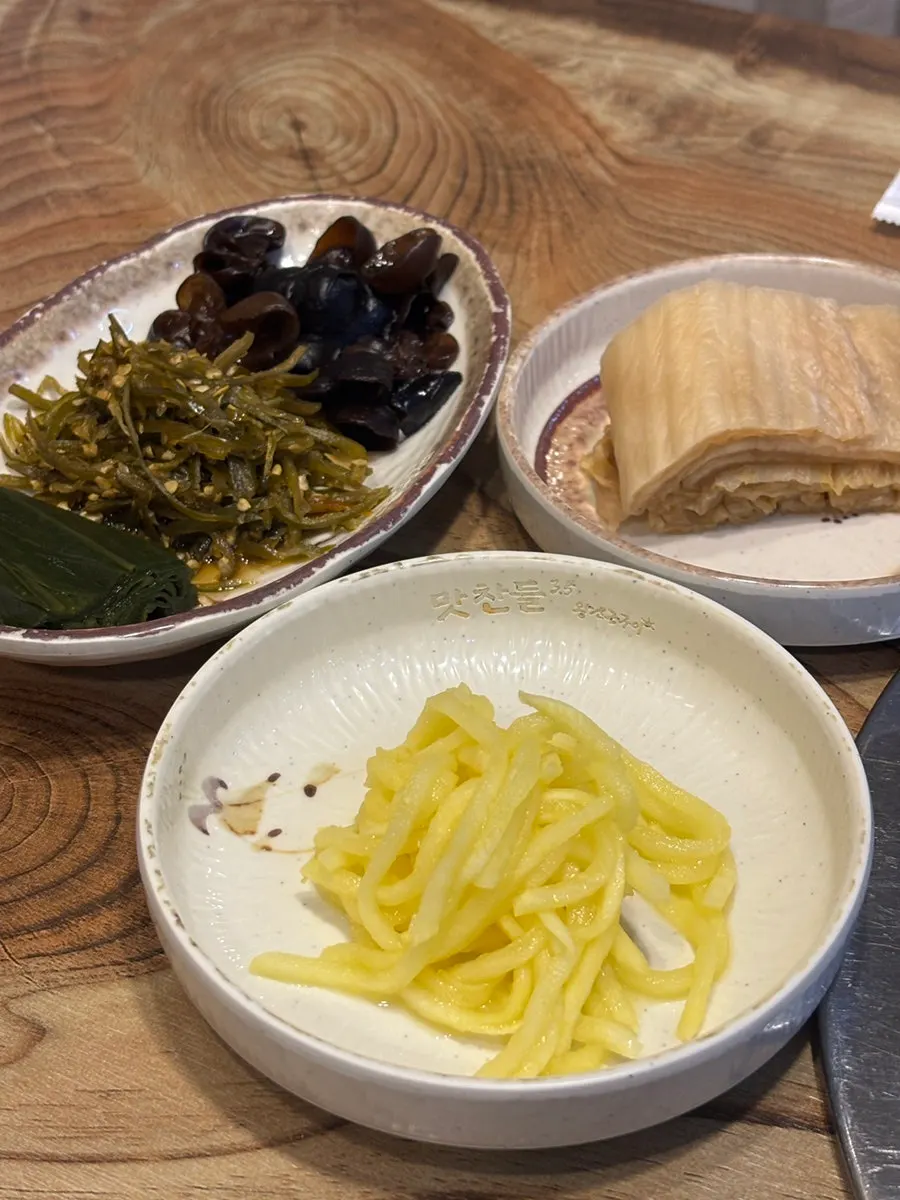 고기 전에 세팅된 기본 밑반찬