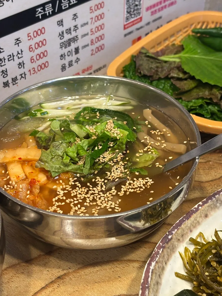 장아찌와 백김치 등 반찬 접시