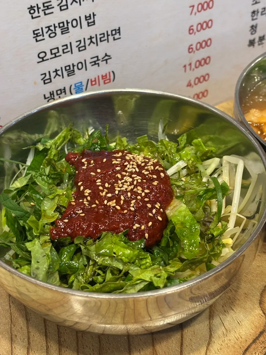 쌈채소와 마늘, 쌈장, 멜젓 세팅