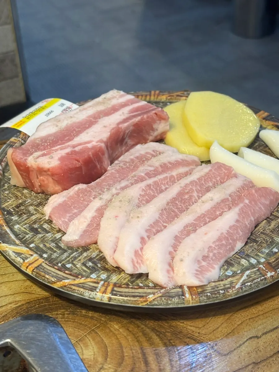 주문한 숙성 삼겹살과 항정살 1인분