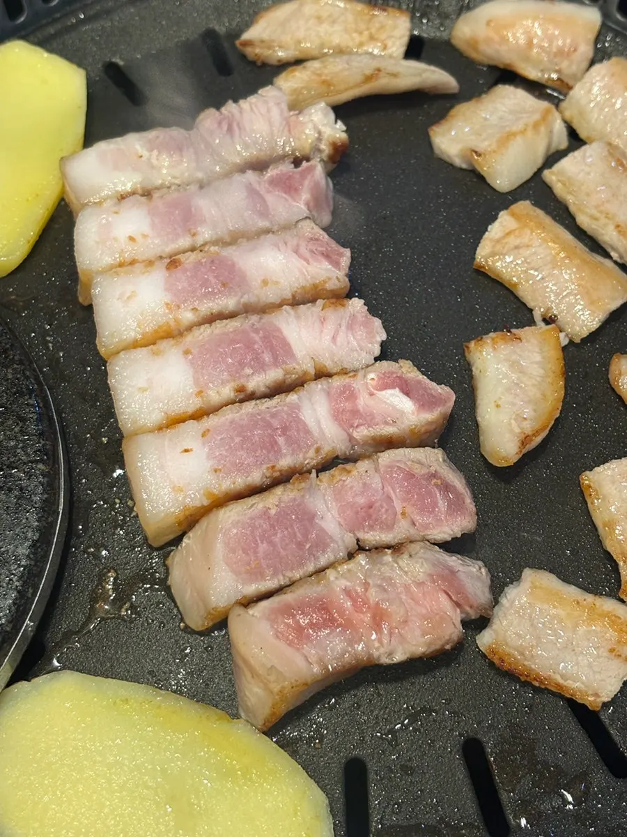 허브솔트로 밑간한 두툼한 삼겹살