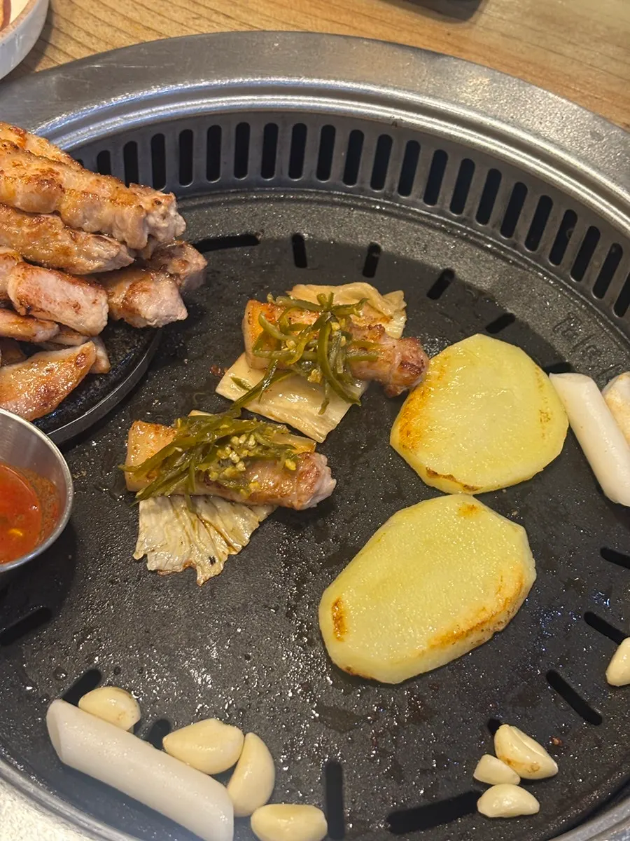 불판 위에서 만들어 주는 김치 쌈