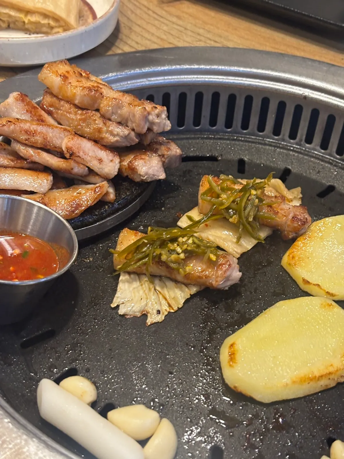 백김치에 싸서 와사비를 올린 고기 쌈