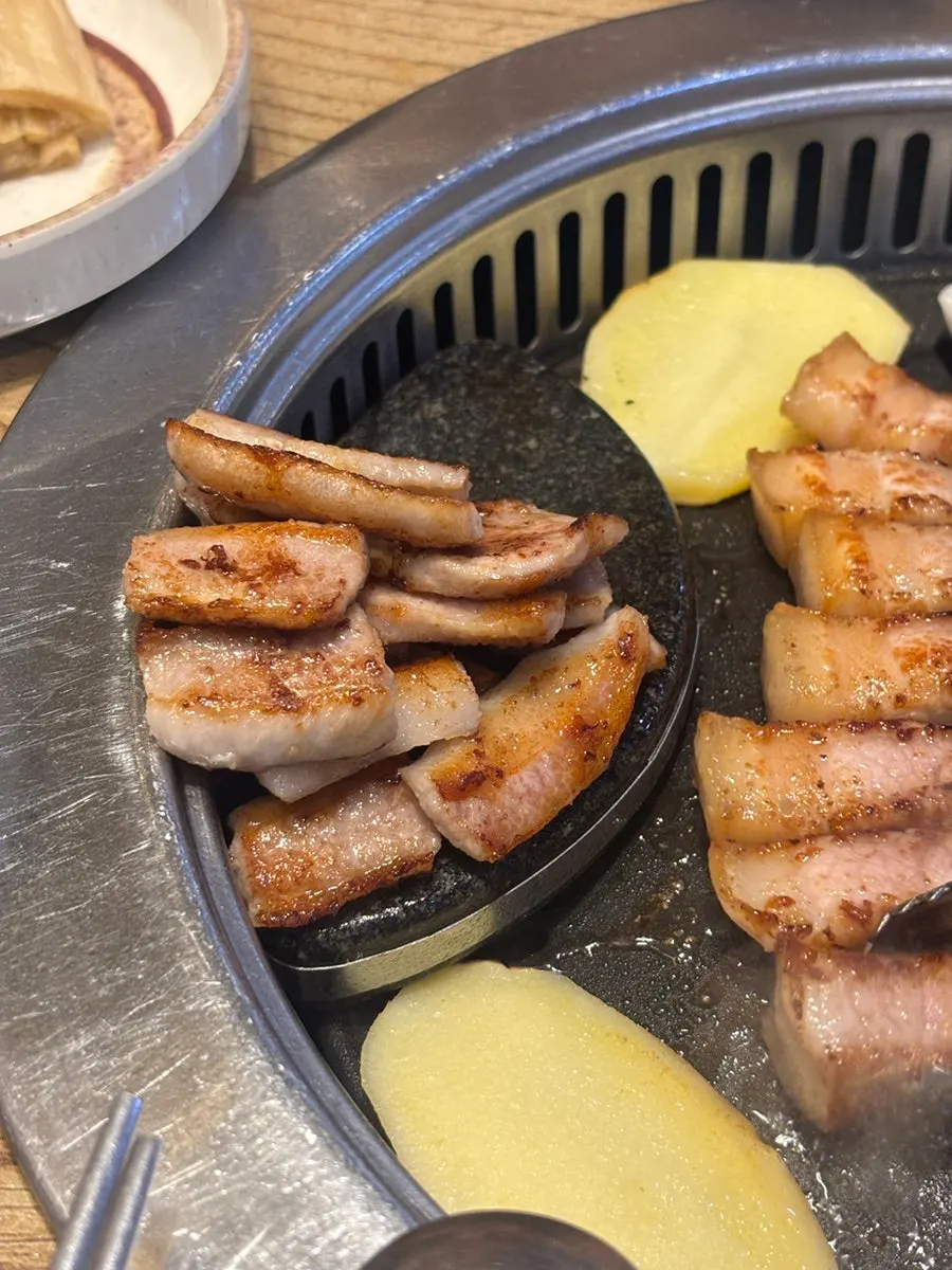 고기와 밑반찬이 놓인 테이블 전체