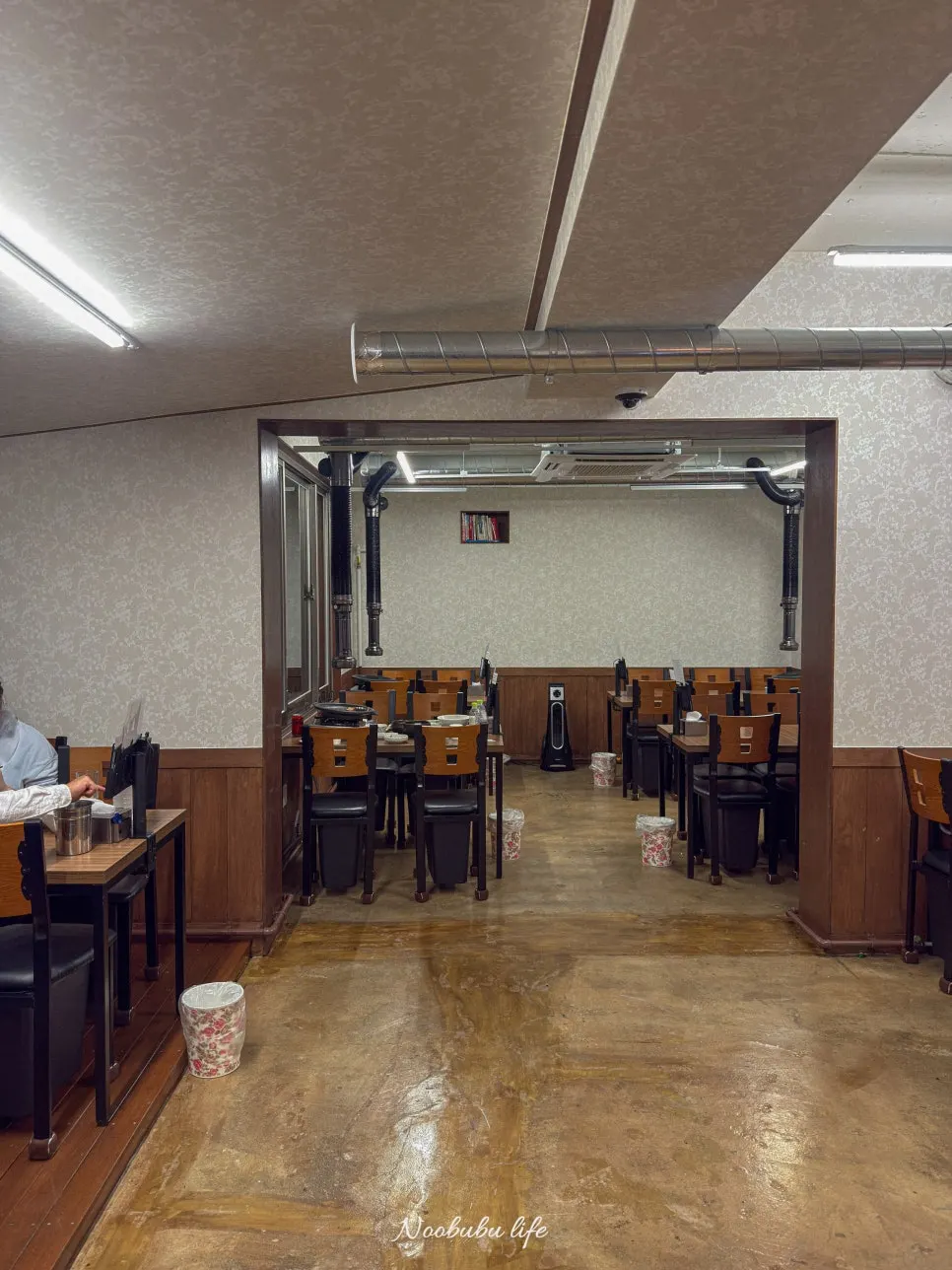 Table seating inside Matdongsam Beomeo Main Branch